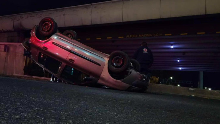 Auto volcado en Bernardo Quintana, Arboledas Querétaro
