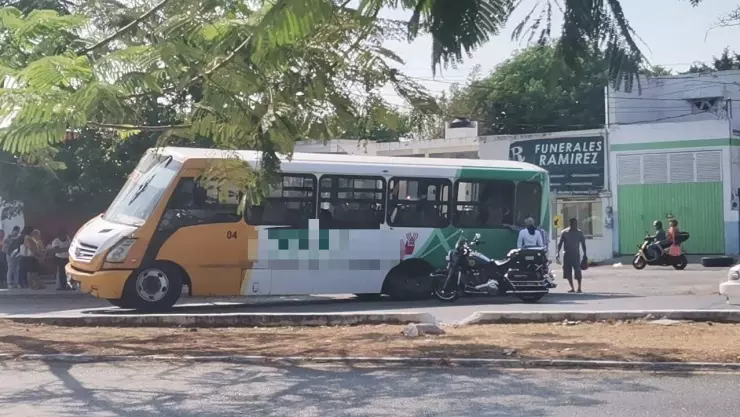 Camión de pasajeros pierde una llanta en pleno viaje