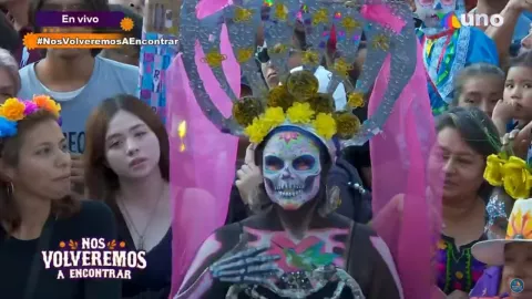 Asistentes al Desfile de Día Muertos de CDMX conviven con los contingentes