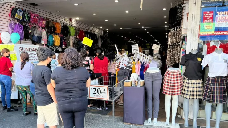 Tijuanenses salen a comprar uniformes por regreso a clases