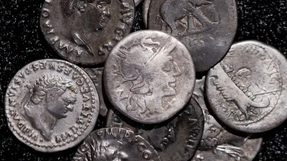 Monedas romanas antiguas en el Museo Estatal LVR de Bonn, Alemania.