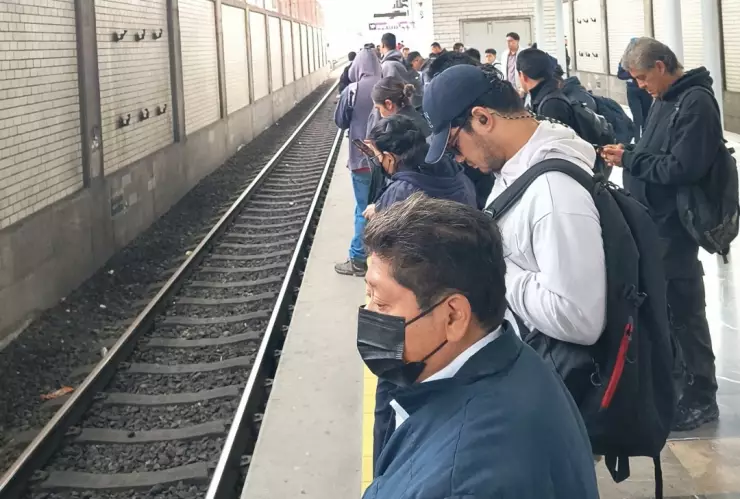 Metro y Metrobús hoy 7 de octubre reportan máxima afluencia de pasajeros, retrasos y obstrucción de carril