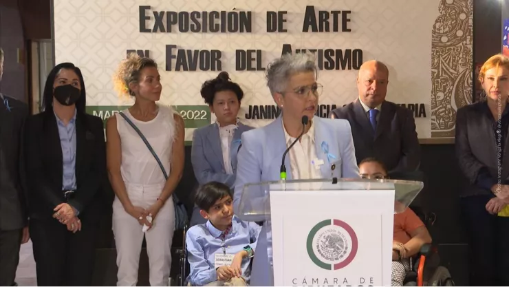 Federica Quijano inaugura exposición en apoyo a gente con autismo.