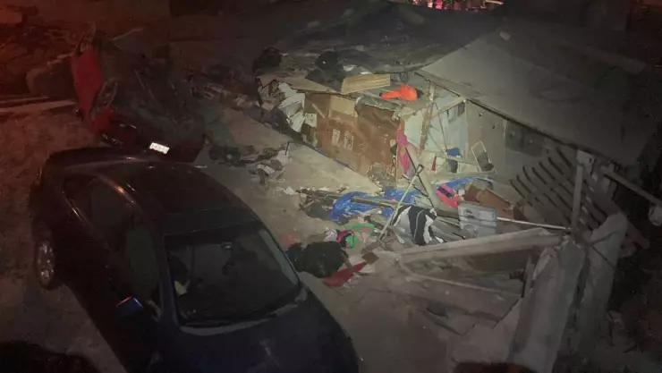 VIDEO: Deslave de un cerro en Tijuana deja a una mujer y un niño atrapados