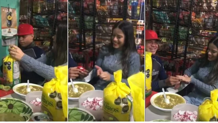 joven le propone matrimonio a su novia en una pozoliza con el anillo dentro de unas tostadas.jpg