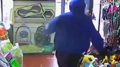 mujer ahuyenta ladrones agua hirviendo