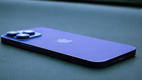 Padres venden a bebé por comprar un iPhone 14