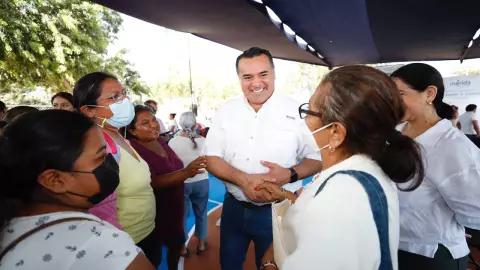 Entregan apoyos económicos a familias de Mérida