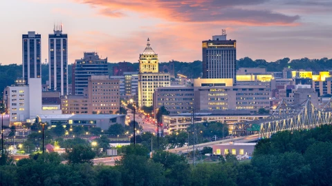 La ciudad de Peonia en Illinois, desde una vista aérea donde se ven los edificios al atardecer
