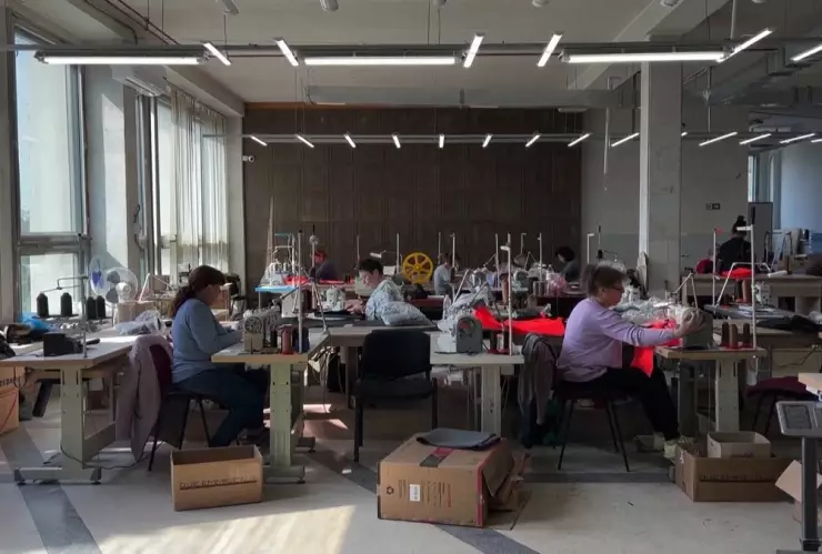 Tras invasión, chalecos antibalas y cascos; nueva vestimenta para niños en Ucrania.