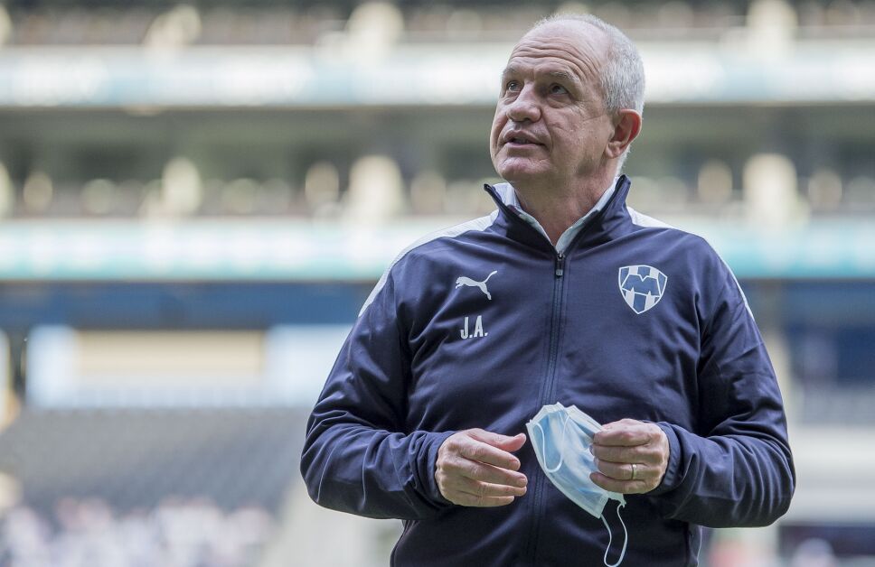 Javier Aguirre pidió la contratación de Memo Vázquez en Rayados