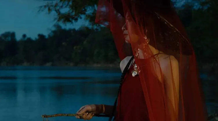 /estilo-de-vida/3-disfraces-mujer-halloween-usando-vestido-rojo