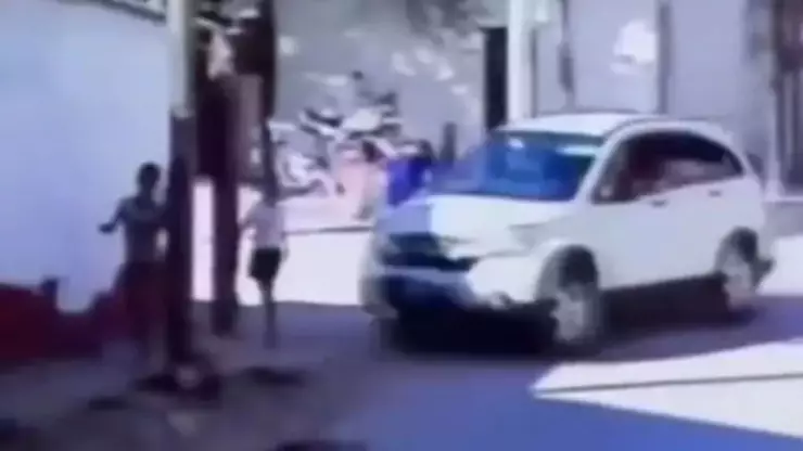 VIDEO SENSIBLE: Momento en que atropellan a una madre y a sus hijas en Puerto Vallarta; el conductor se da a la fuga