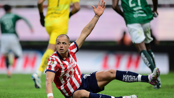 Chicharito Hern&aacute;ndez con Chivas