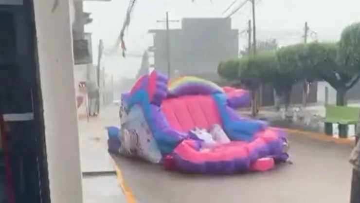 Juego inflable es arrastrado por fuertes lluvias en Tlaxcala