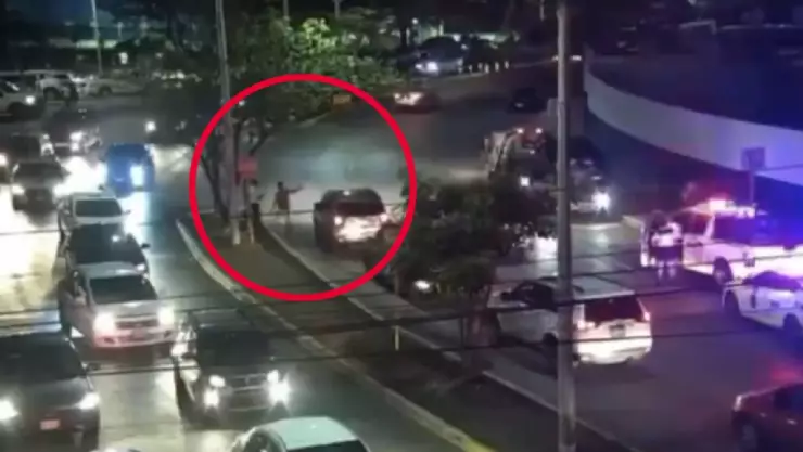 Investigan a policía de tránsito de Cancún tras golpear a un conductor