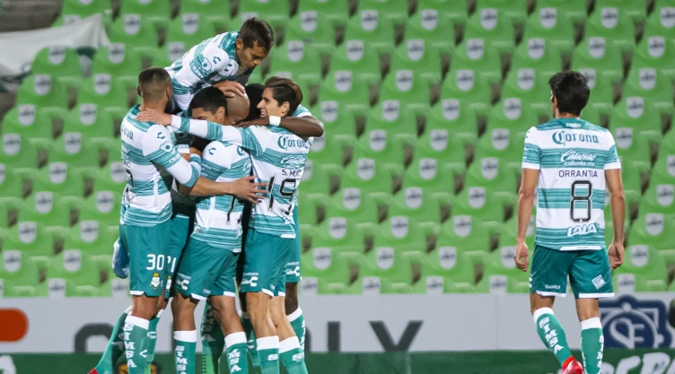 Jugadores de Santos Laguna celebran un gol