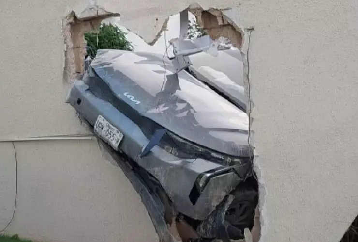 ¡Fuerte accidente! Auto impacta estructura de hotel en el Boulevard Kukulkán HOY.jpg