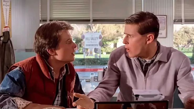 actor de volver al futuro crispin glover acusado agresion