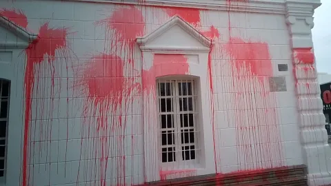 Pintan el Ayuntamiento de Culiacán de rojo