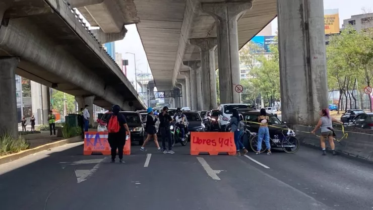 manifestantes cierra el paso a los conductores sobre Perif&eacute;rico Sur