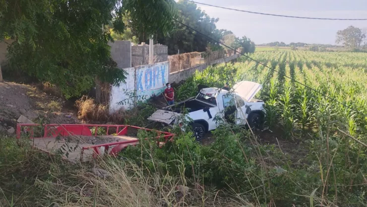 Accidente en carretera a Las Glorias, Guasave, deja a conductor de 16 años lesionado