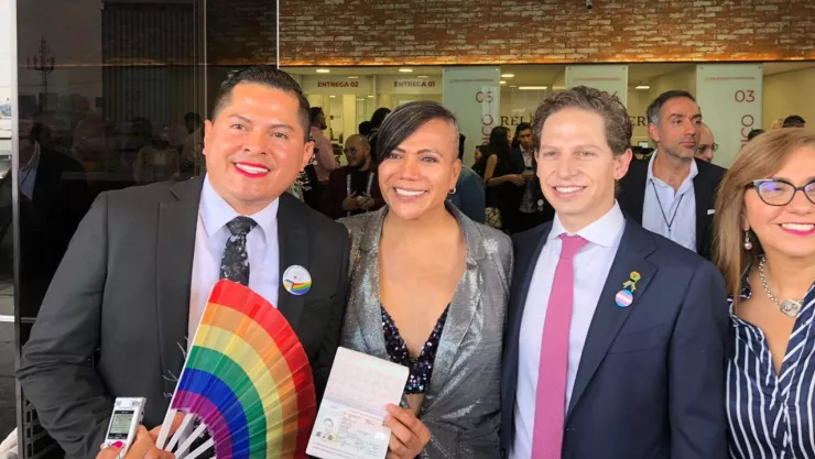 SRE entrega el primer pasaporte no binario