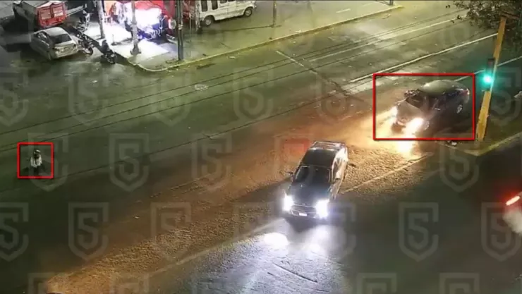 Edomex: Motociclista choca y sale volando en Totoltepec, Toluca (VIDEO)