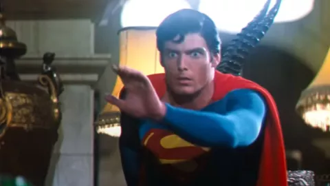 Actor que dobló a Superman, la voz detrás de la alerta sísmica en México