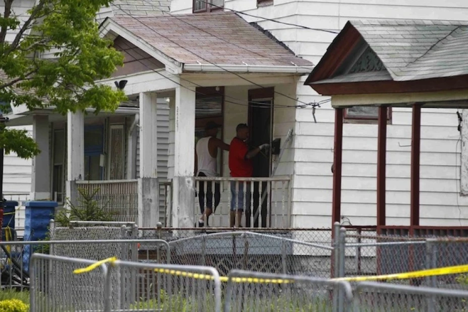 En las imágenes se observa como varios policías entran a la casa donde Ariel Castro retenía a las jóvenes