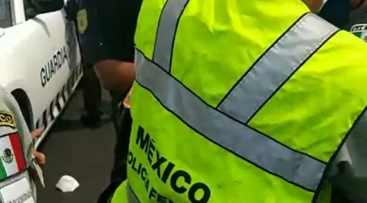 Guardias nacionales detienen a policías.jpeg