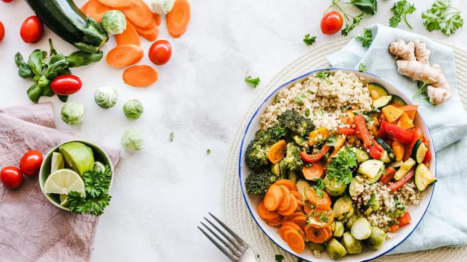 Lavar la quinoa es esencial para eliminar su sabor amargo y aprovechar al máximo sus nutrientes.