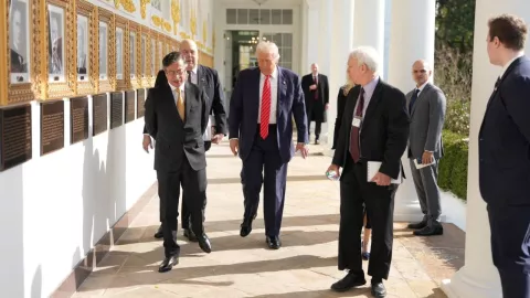 Gustavo Petro y Donald Trump caminan en la Casa Blanca el 3 de febrero de 2026.