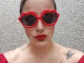 Lola Cortes lentes rojos.jpg