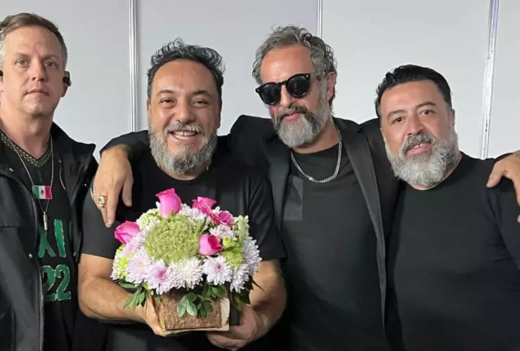 Corren a extranjeros de una pulquería con canción de Molotov