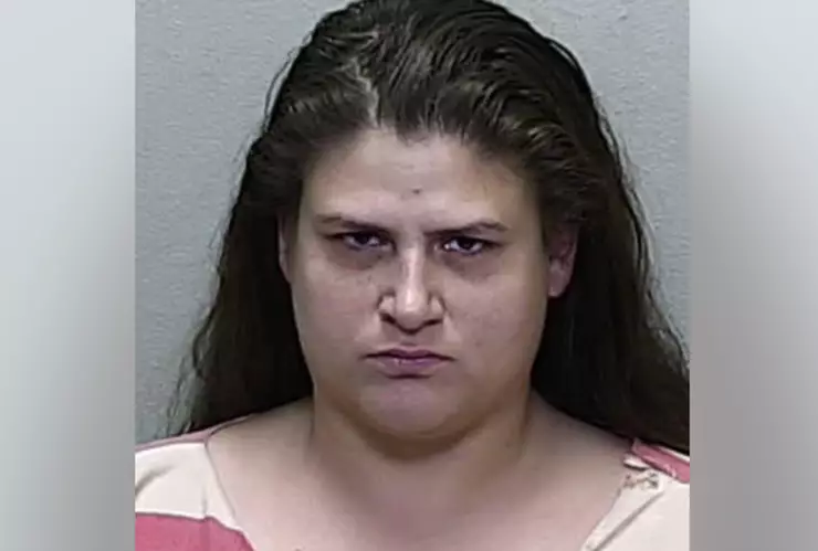 Mujer apuñala a sus dos roomies.jpg