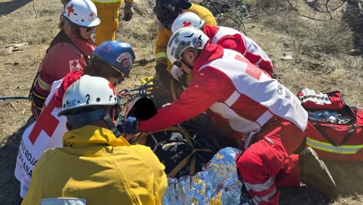 Mujer fue rescatada hoy 3 de febrero tras caer a un barranco en Playas de Rosarito