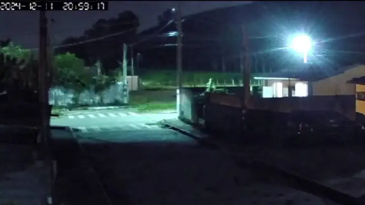 Cámara capta escalofriante aparición de niño fantasma en bicicleta