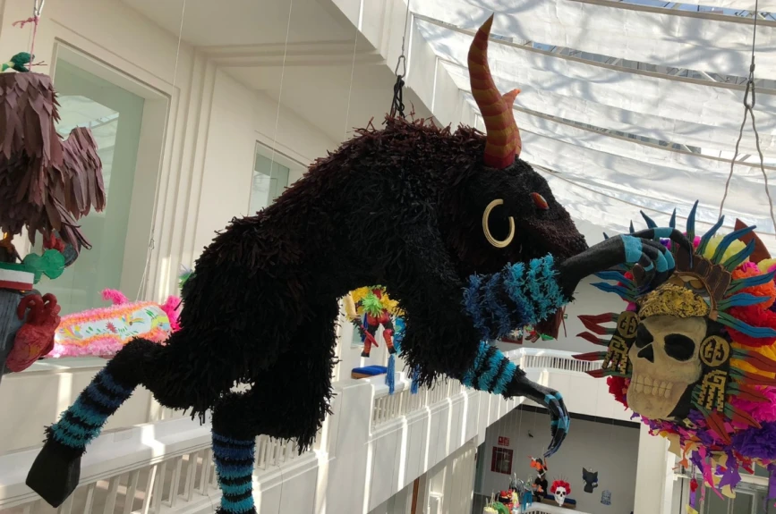 Fuerza, elemento plasmado en las piñatas del museo.