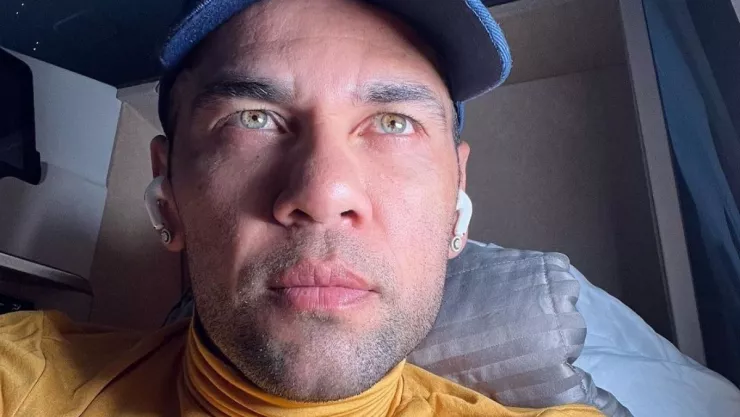 Esposa de Dani Alves genera controversia al publicar polémica foto