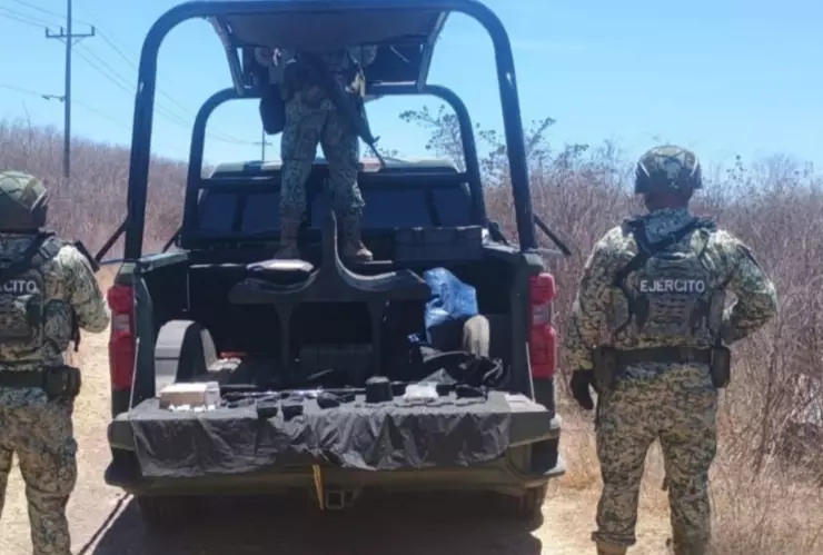 Localizan armas y drogas en el camino de terracería en el Dique La Primavera..jpg