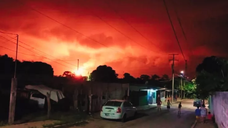 Pánico en Tabasco por extraño resplandor rojo en el cielo; autoridades aclaran la situación