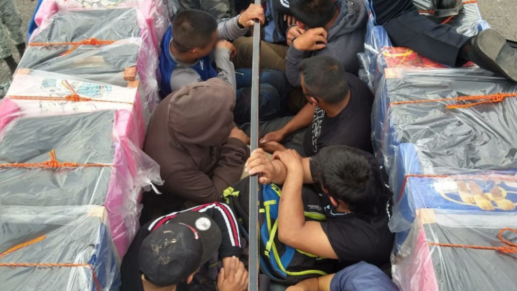 En Veracruz, rescatan migrantes de origen guatemalteco que viajaban hacinados.