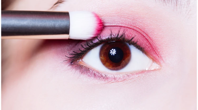 Maquillar ojos sombra rosa