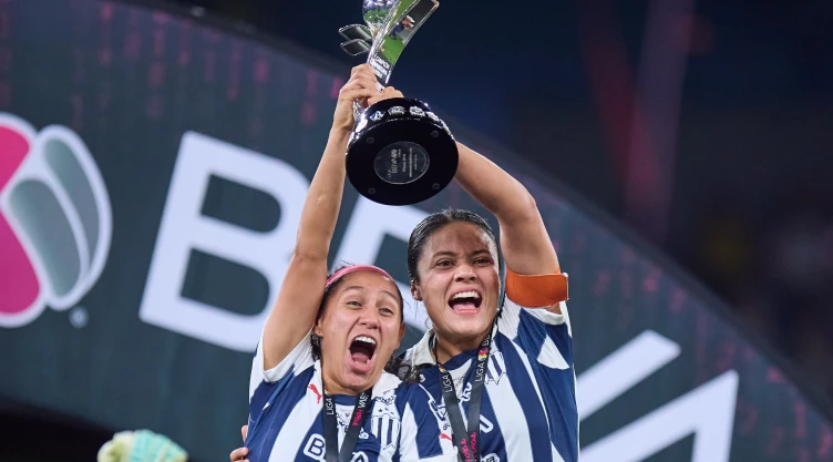 Diana Evangelista y Rebeca Bernal levantan el trofeo del Apertura 2024