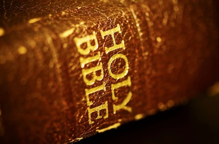 Un policía mató a un recolector de basura luego de confundir una biblia con una pistola