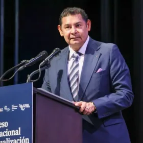 Alejandro Armenta justifica uso de helicóptero en Puebla.