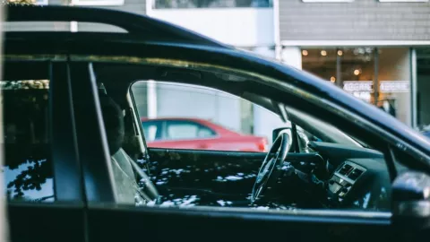 Niño de un año muere tras ser dejado dentro de un auto caliente mientras su madre se aplicaba un relleno de labios