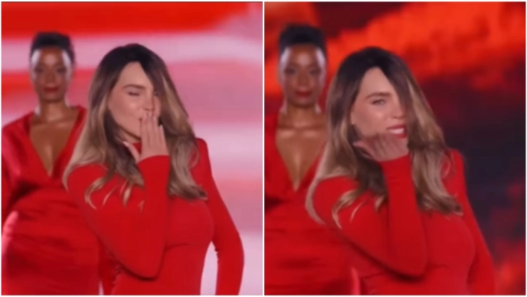 Belinda se levantó y continuó su trayecto en la pasarela e incluso lanzó un beso.