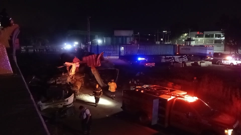 tráiler-cae-de-puente-circuito-exterior-mexiquense-y-río-de-los-remedios-cuerpo-nota